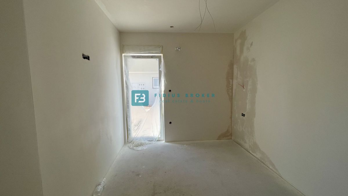 VODICE, novogradnja, pritličje, vrt 30 m2, 650 m do plaže