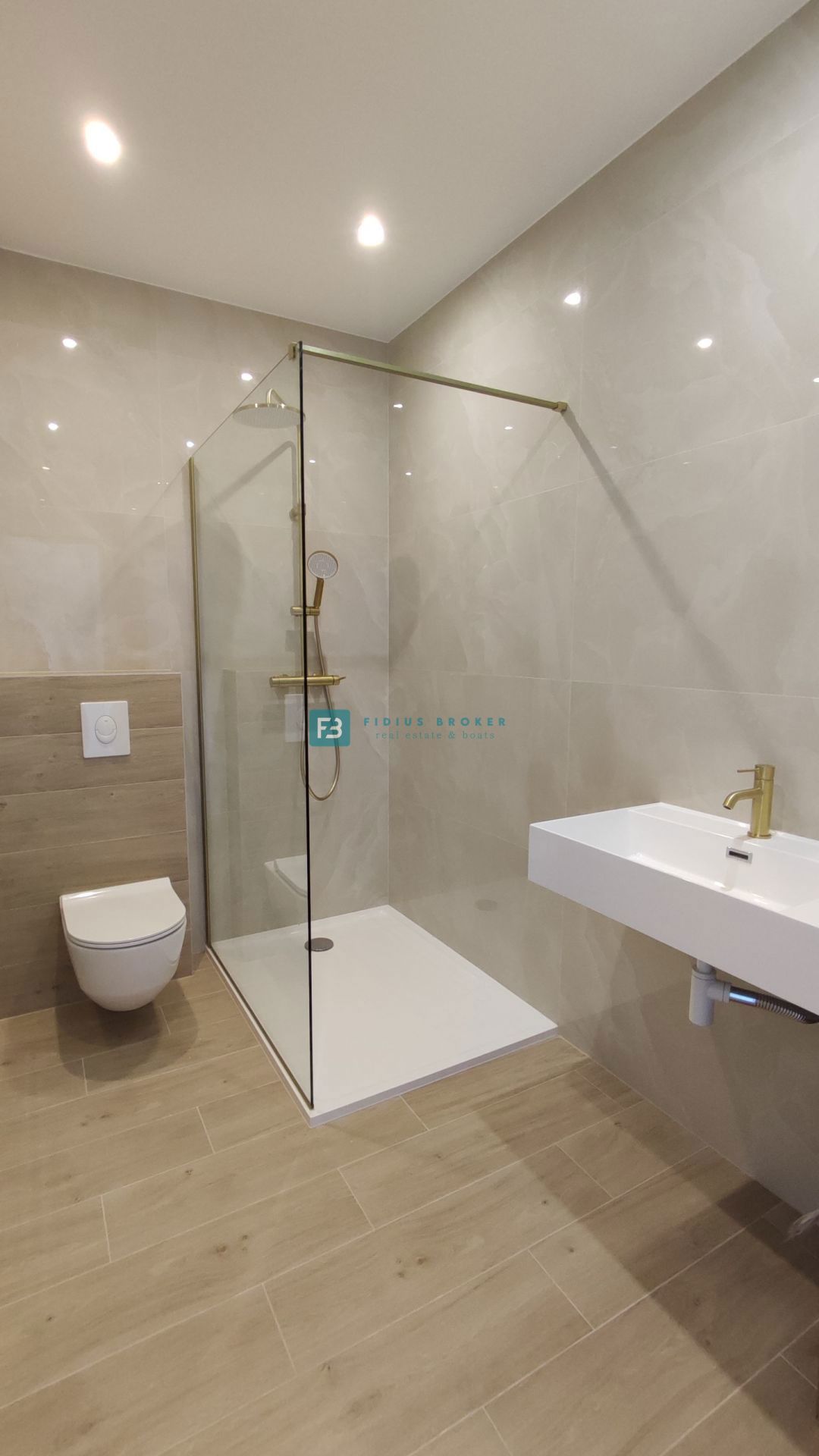 VODICE, novogradnja, 300 m od plaže, pritličje, vrt 134 m2