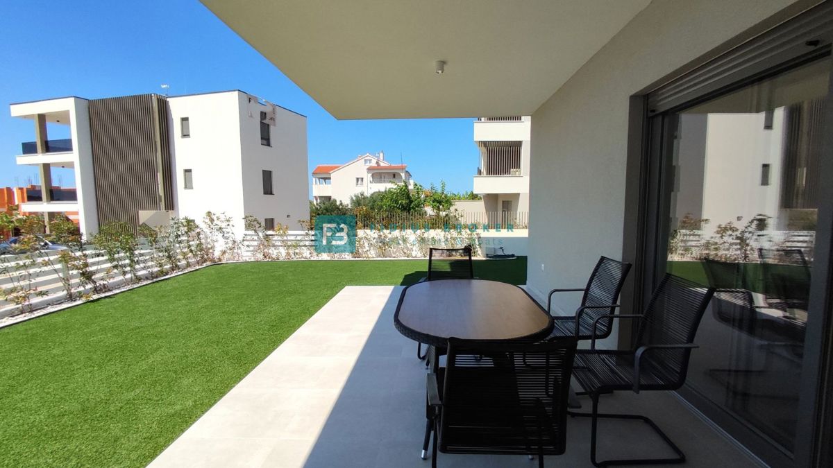 VODICE, novogradnja, 300 m od plaže, pritličje, vrt 134 m2