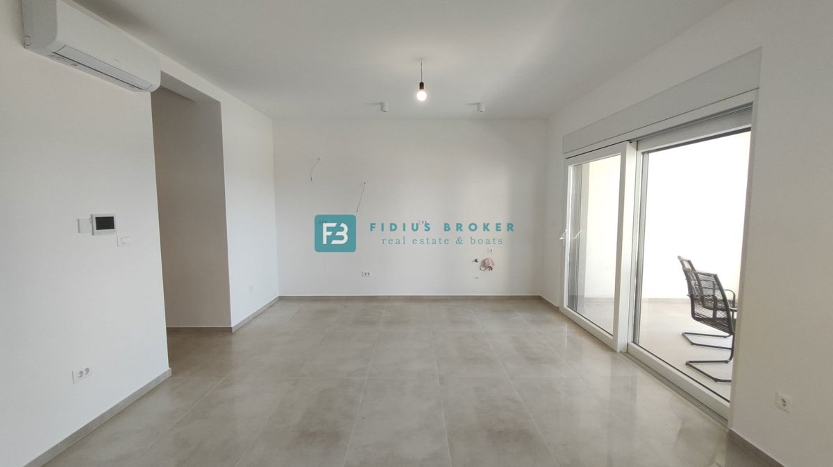 VODICE, novogradnja, 300 m od plaže, pritličje, vrt 134 m2