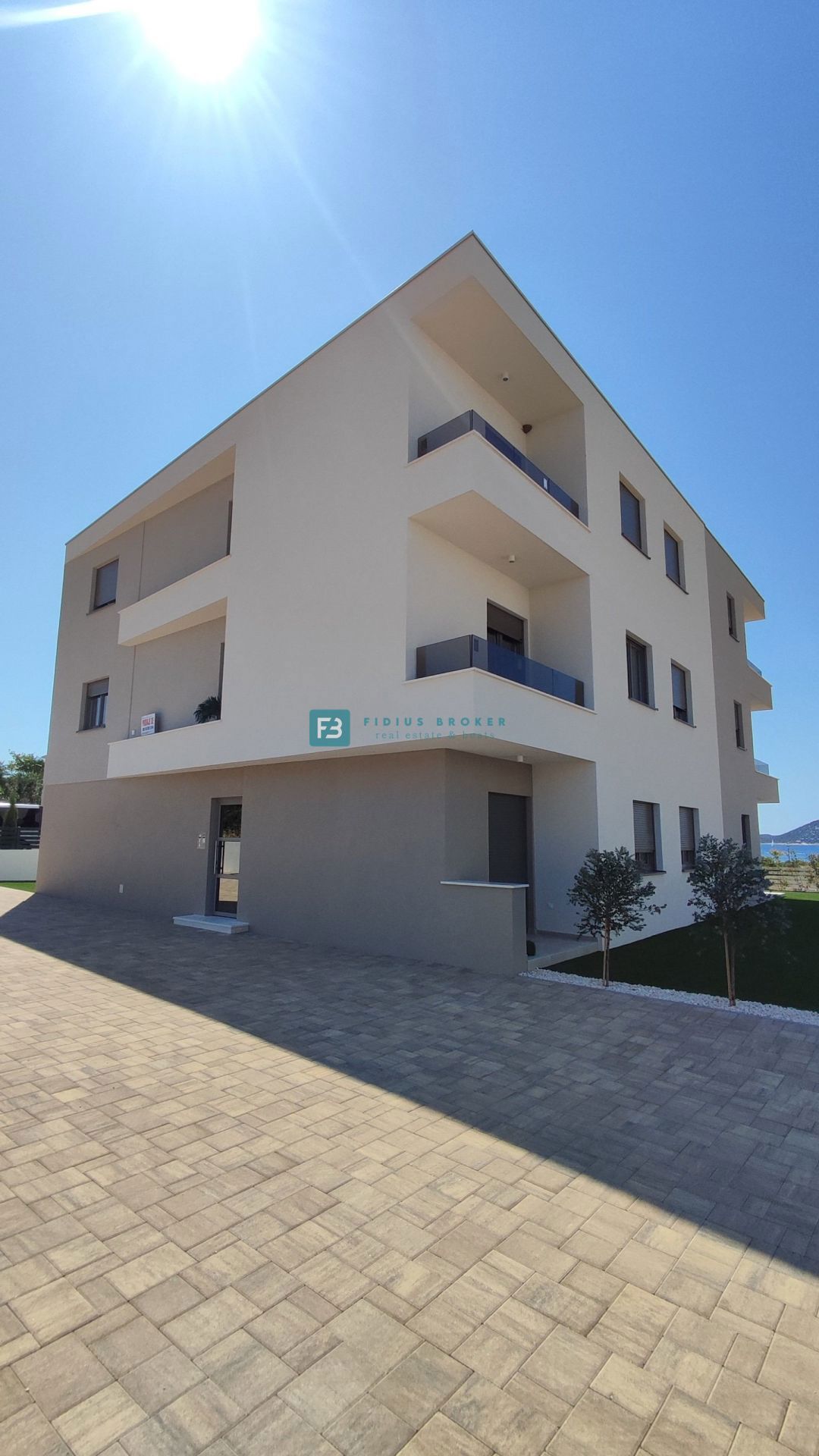 VODICE, novogradnja, 300 m od plaže, pritličje, vrt 134 m2