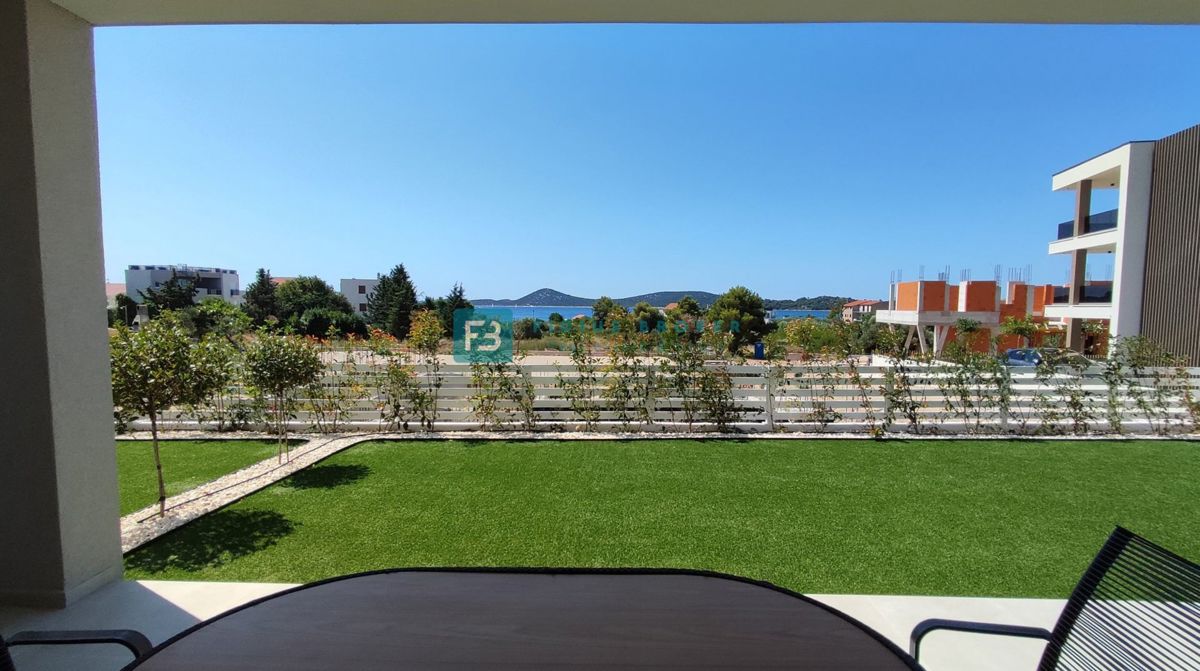 VODICE, novogradnja, 300 m od plaže, pritličje, vrt 134 m2
