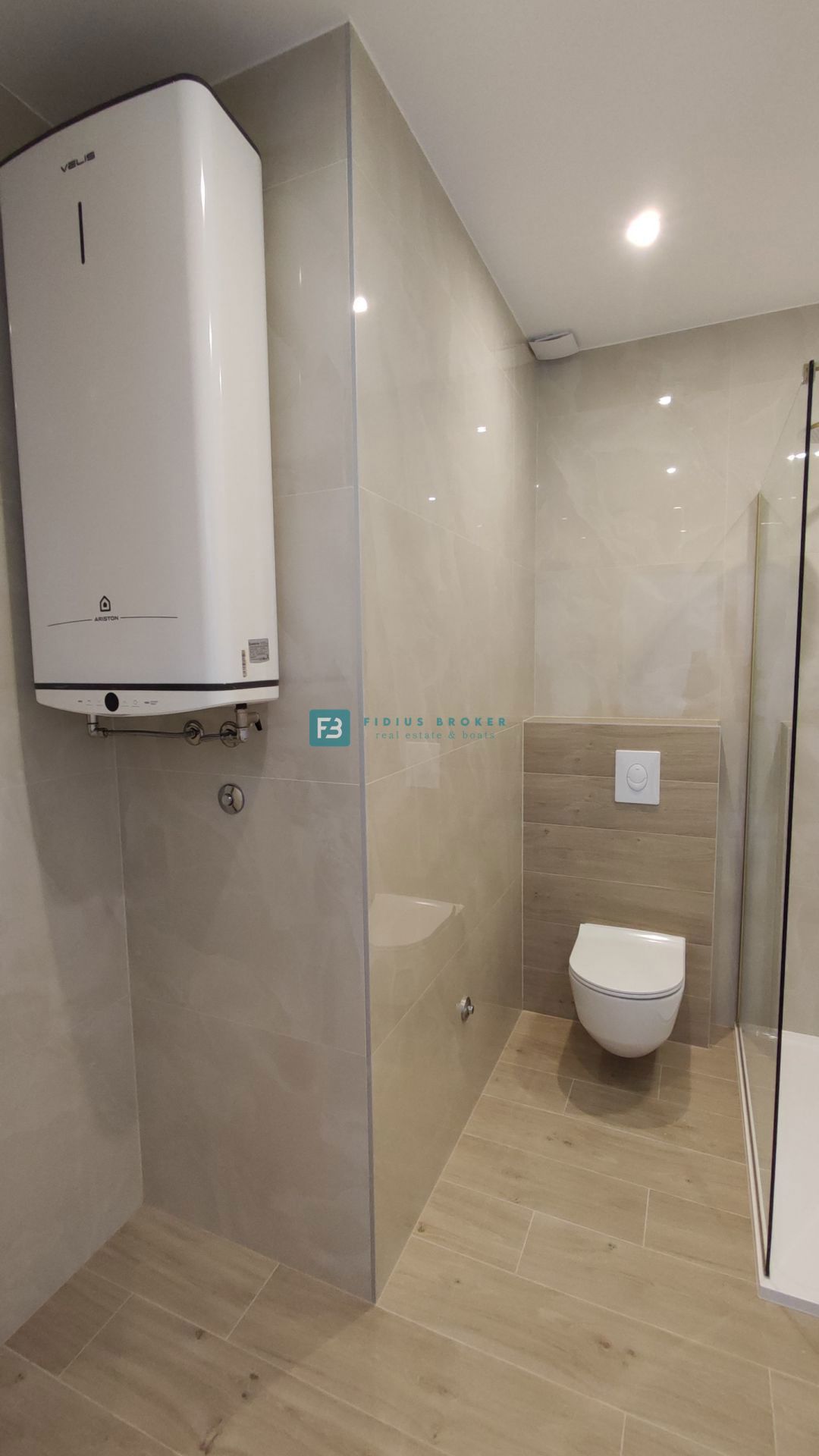 VODICE, novogradnja, 300 m od plaže, pritličje, vrt 134 m2