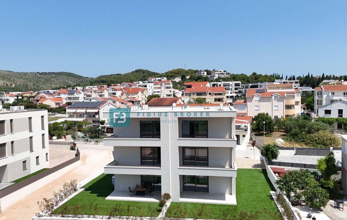 VODICE, novogradnja, 300 m od plaže, pritličje, vrt 134 m2