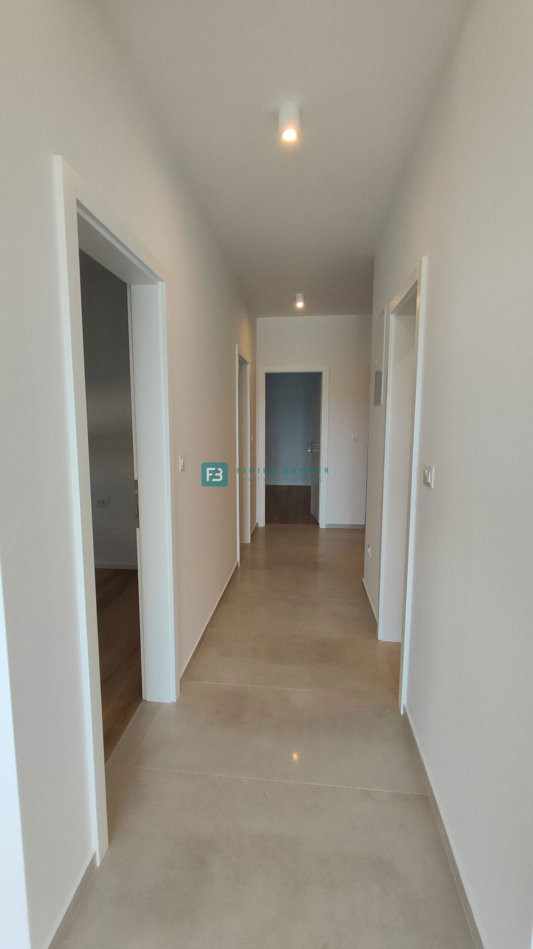 VODICE, novogradnja, 300 m od plaže, pritličje, vrt 134 m2