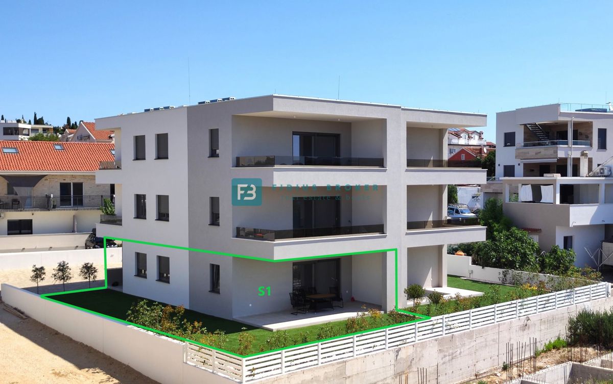 VODICE, novogradnja, 300 m od plaže, pritličje, vrt 134 m2