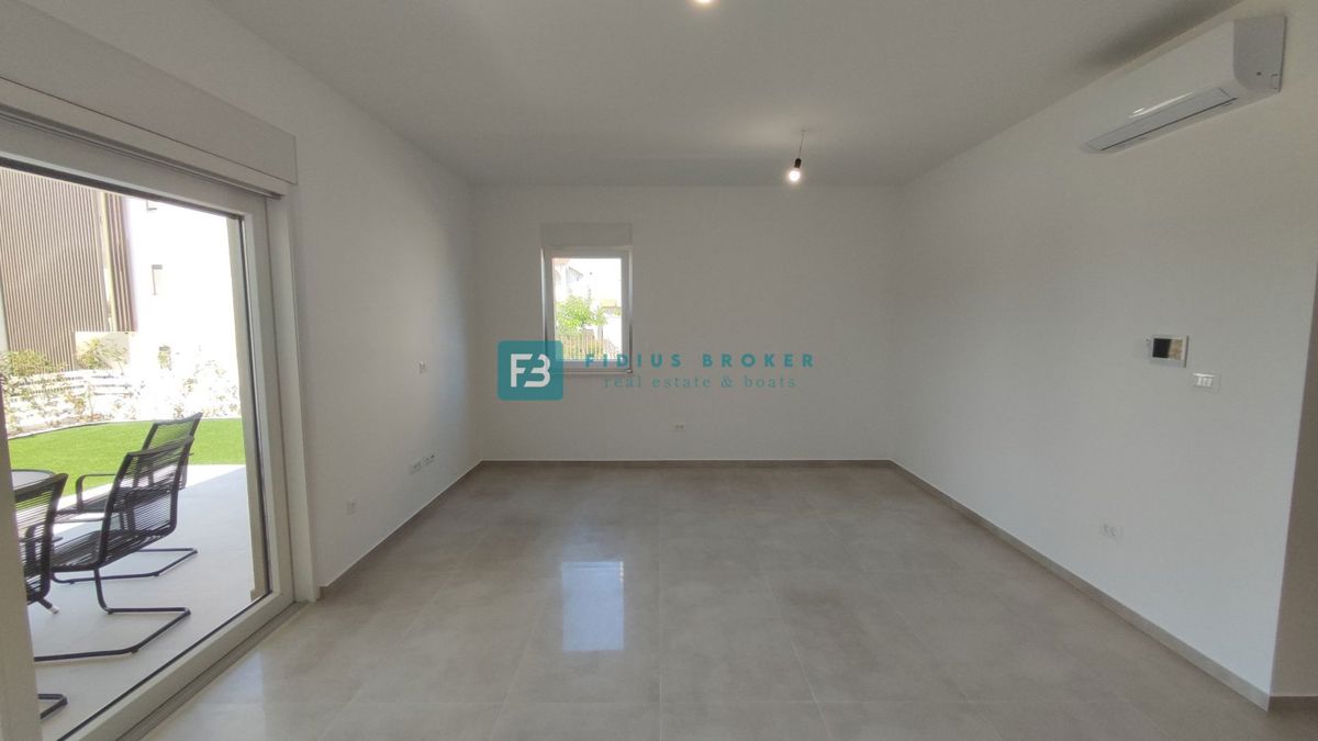 VODICE, novogradnja, 300 m od plaže, pritličje, vrt 134 m2