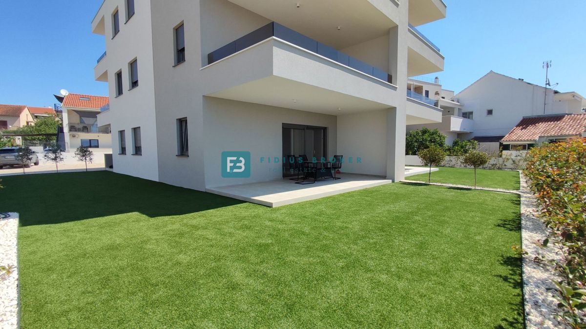 VODICE, novogradnja, 300 m od plaže, pritličje, vrt 134 m2