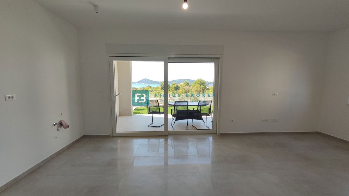 VODICE, novogradnja, 300 m od plaže, pritličje, vrt 134 m2