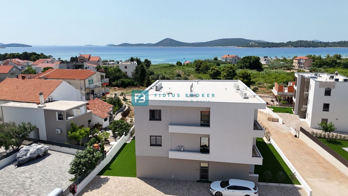 VODICE, novogradnja, 300 m od plaže, pritličje, vrt 134 m2