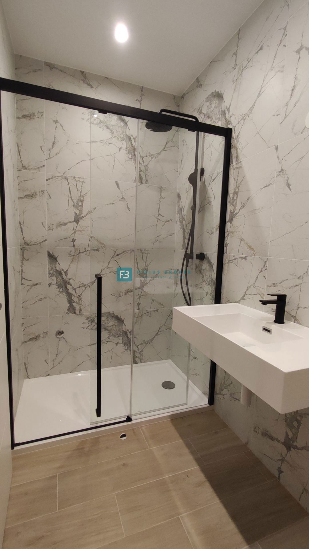 VODICE, novogradnja, 300 m od plaže, pritličje, vrt 134 m2