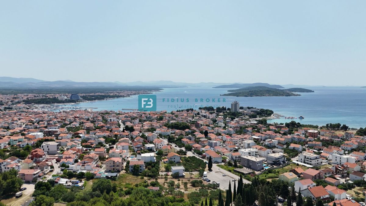 VODICE, novogradnja, 300 m od plaže, pritličje, vrt 134 m2