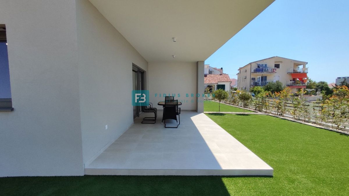 VODICE, novogradnja, 300 m od plaže, pritličje, vrt 134 m2
