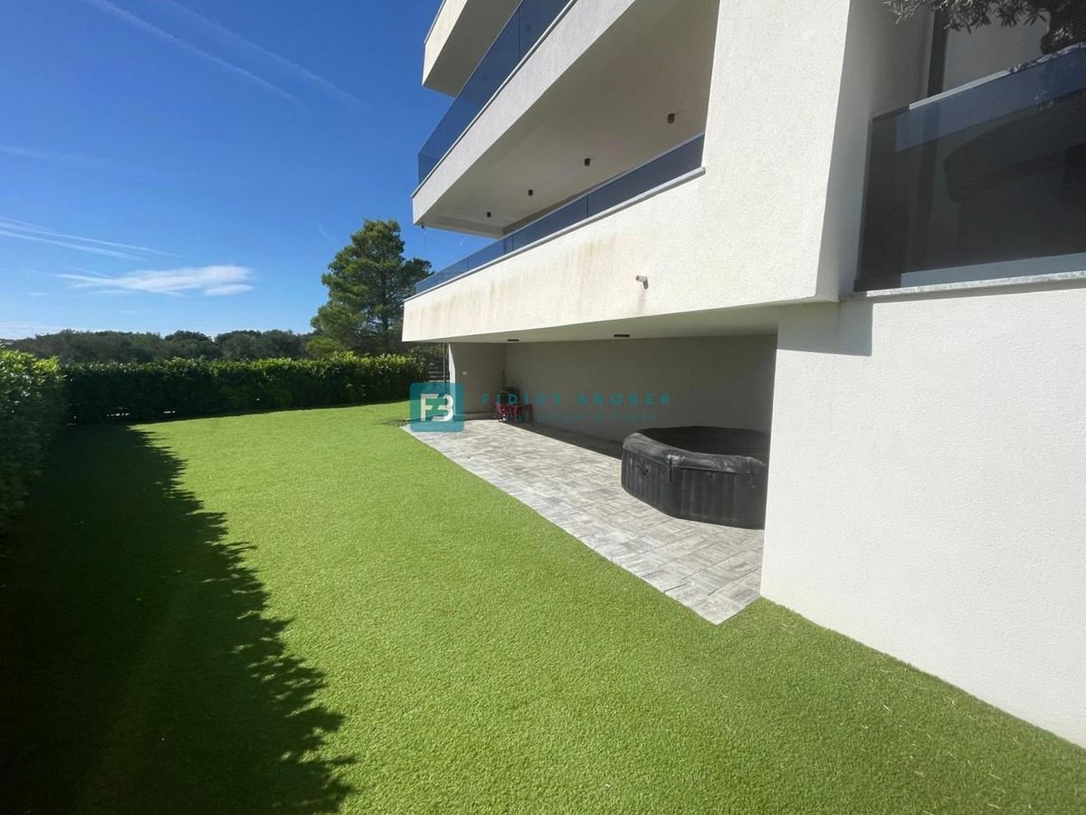 VODICE, novo, moderno stanovanje, 400 m od morja, vrt 144 m2