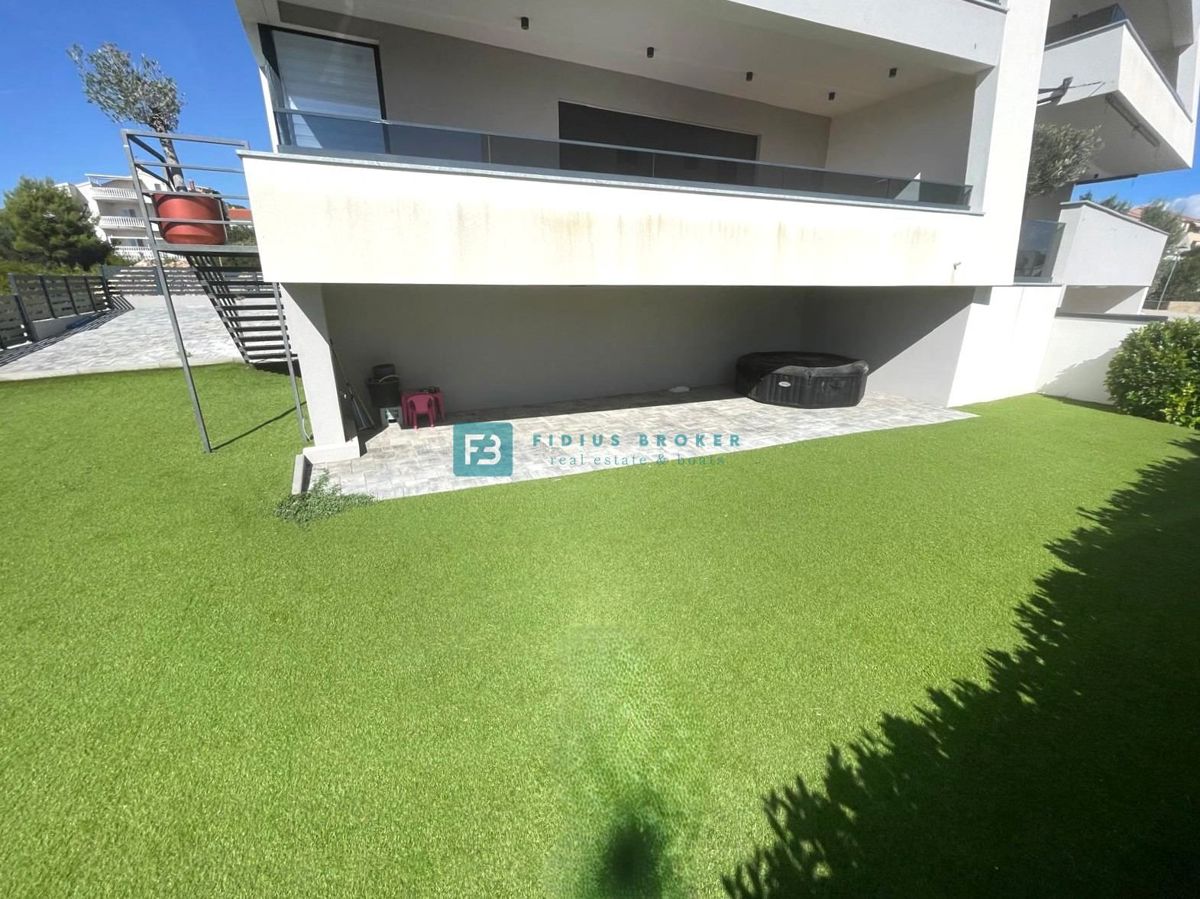 VODICE, novo, moderno stanovanje, 400 m od morja, vrt 144 m2