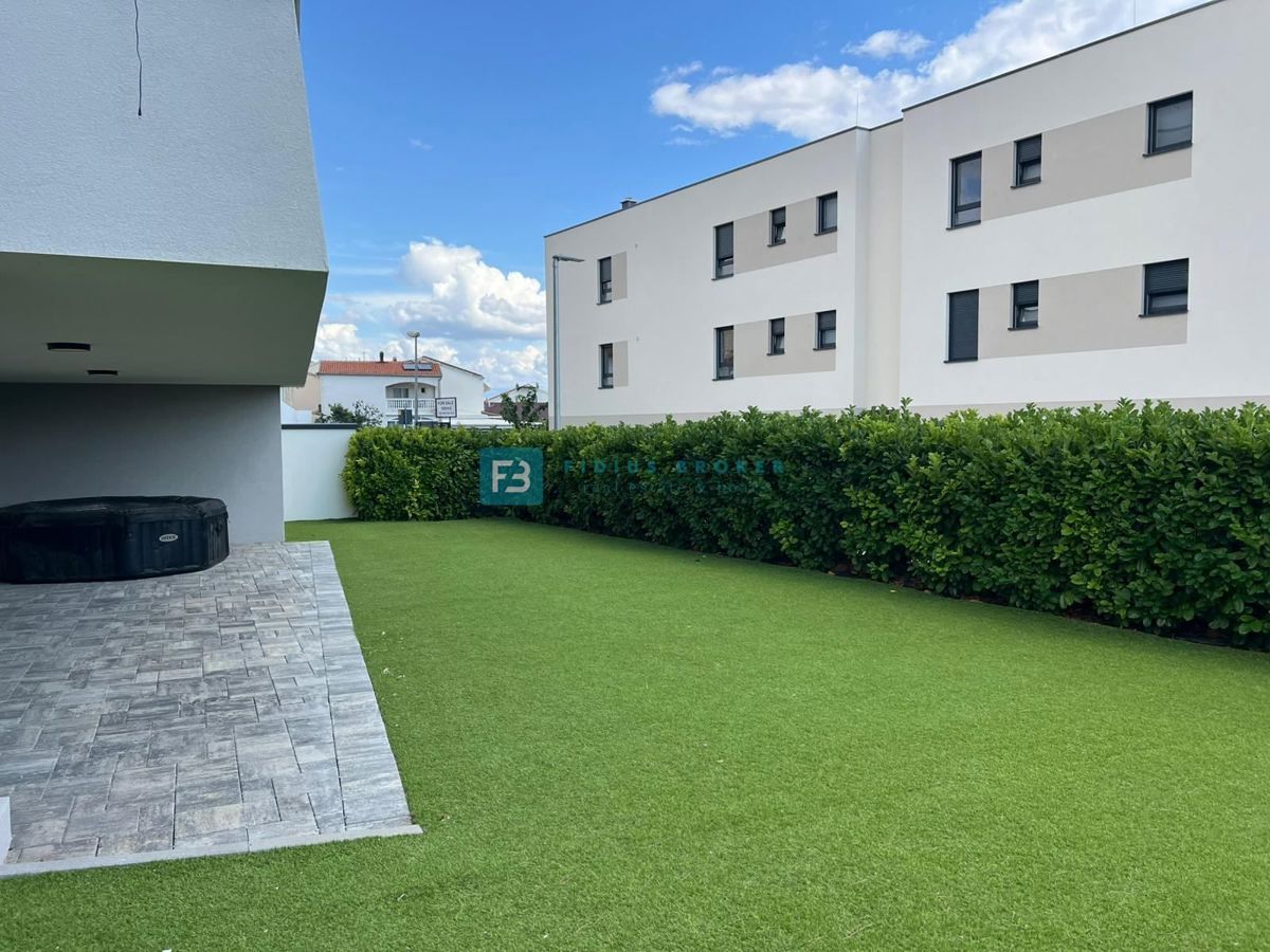 VODICE, novo, moderno stanovanje, 400 m od morja, vrt 144 m2