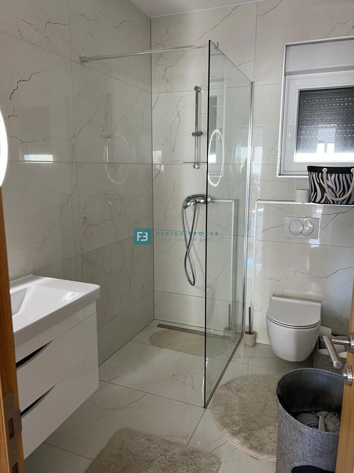 VODICE, novo, moderno stanovanje, 400 m od morja, vrt 144 m2