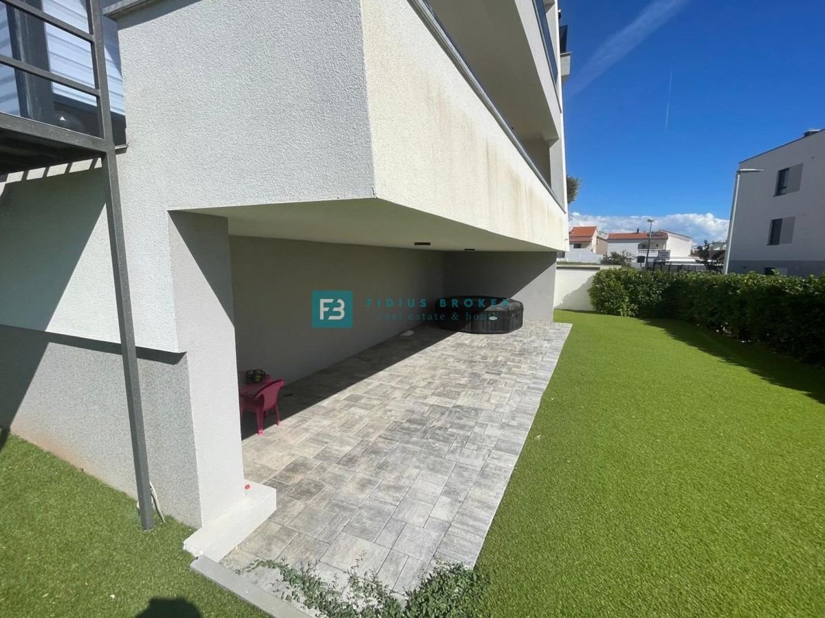 VODICE, novo, moderno stanovanje, 400 m od morja, vrt 144 m2