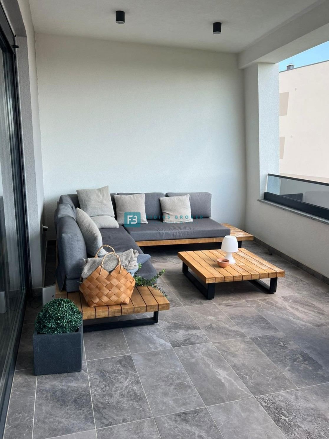 VODICE, novo, moderno stanovanje, 400 m od morja, vrt 144 m2