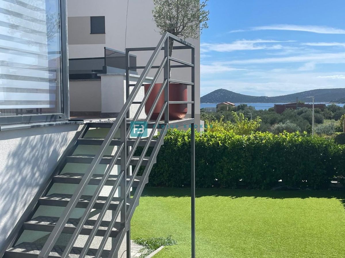 VODICE, novo, moderno stanovanje, 400 m od morja, vrt 144 m2