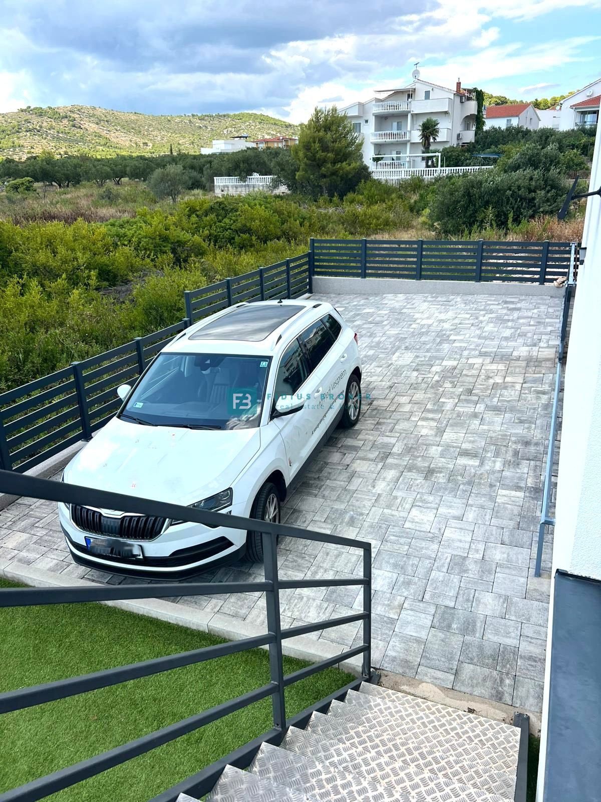 VODICE, novo, moderno stanovanje, 400 m od morja, vrt 144 m2