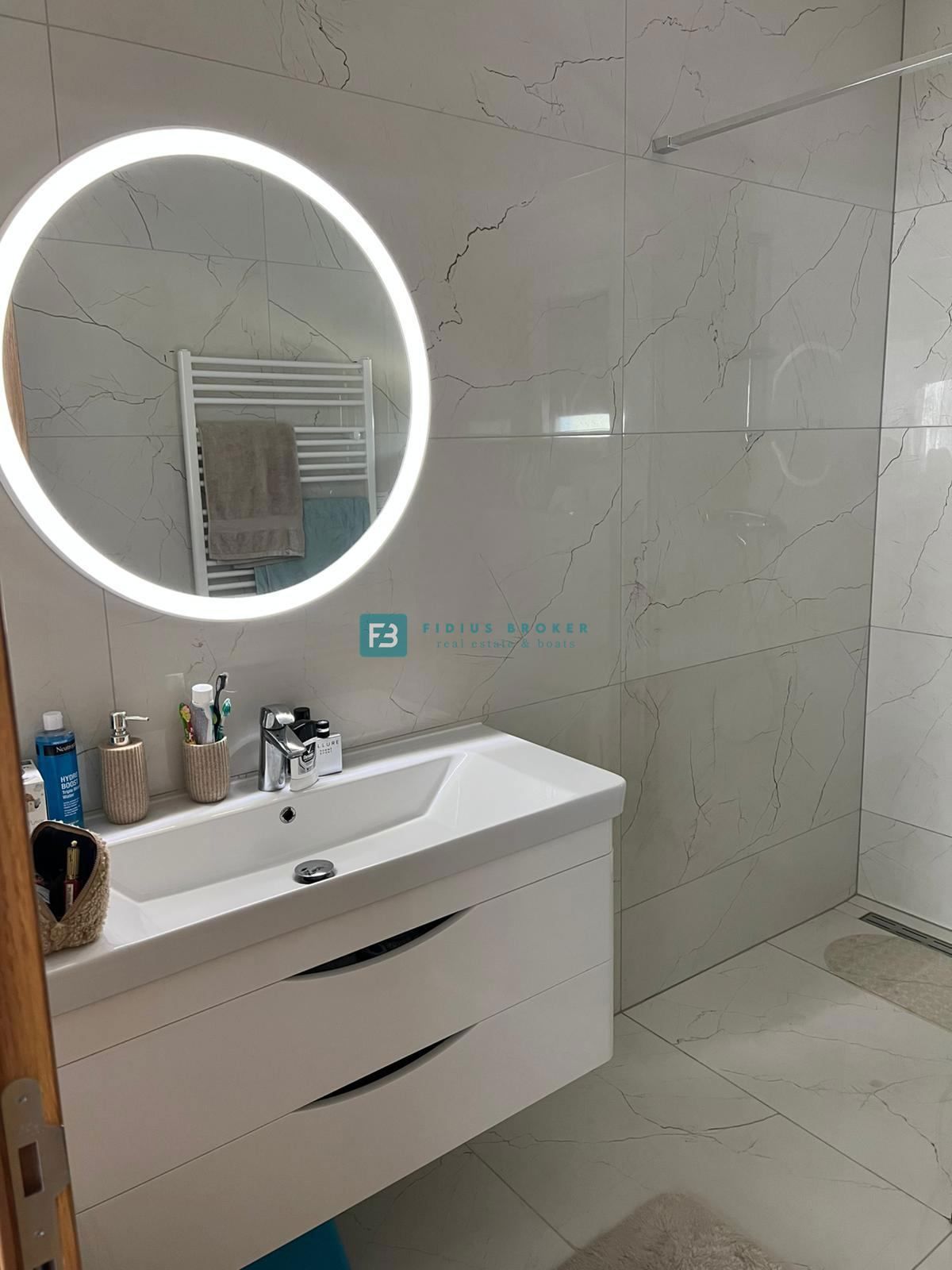 VODICE, novo, moderno stanovanje, 400 m od morja, vrt 144 m2