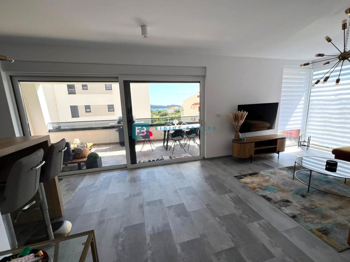 VODICE, novo, moderno stanovanje, 400 m od morja, vrt 144 m2