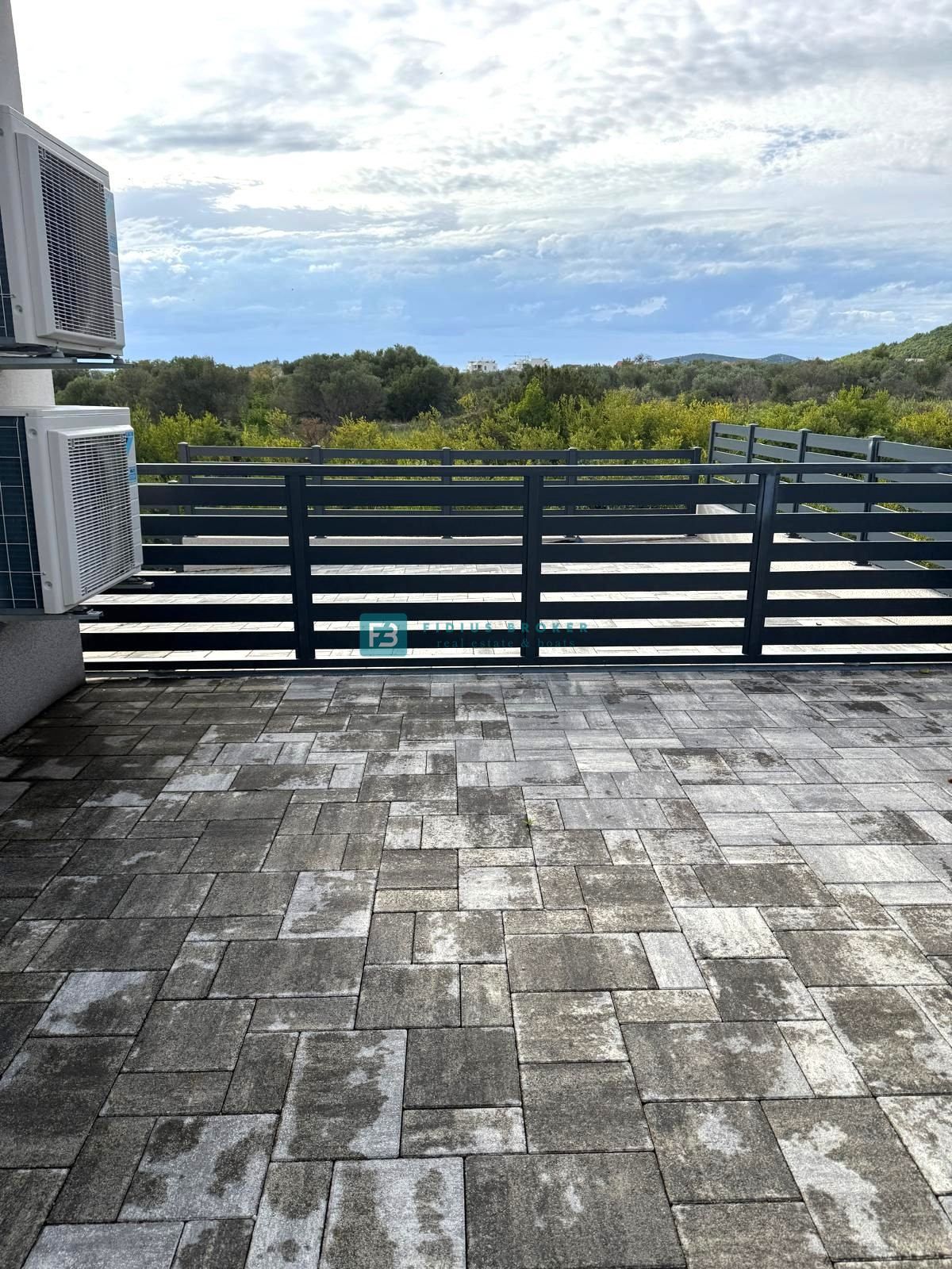 VODICE, novo, moderno stanovanje, 400 m od morja, vrt 144 m2