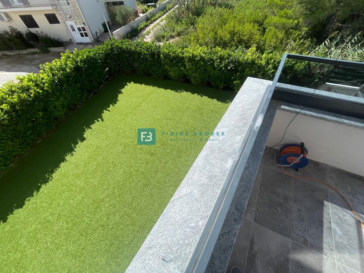 VODICE, novo, moderno stanovanje, 400 m od morja, vrt 144 m2