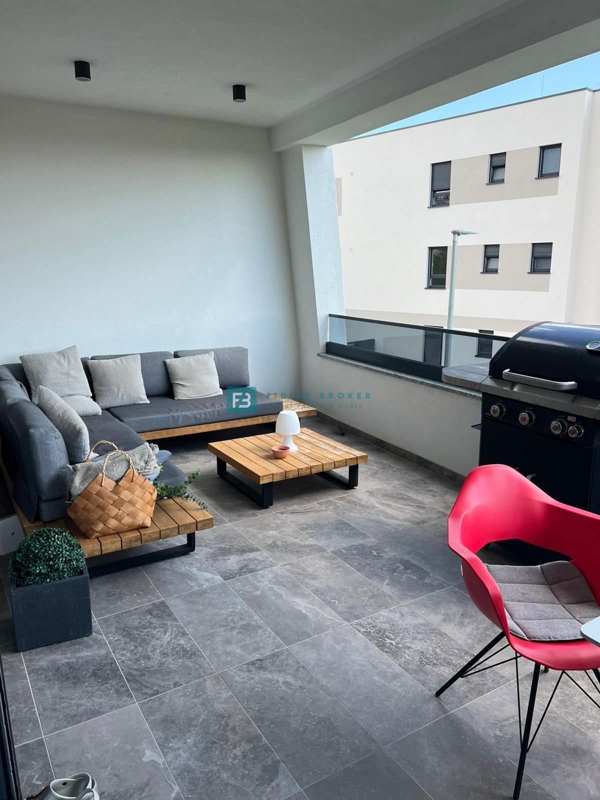 VODICE, novo, moderno stanovanje, 400 m od morja, vrt 144 m2