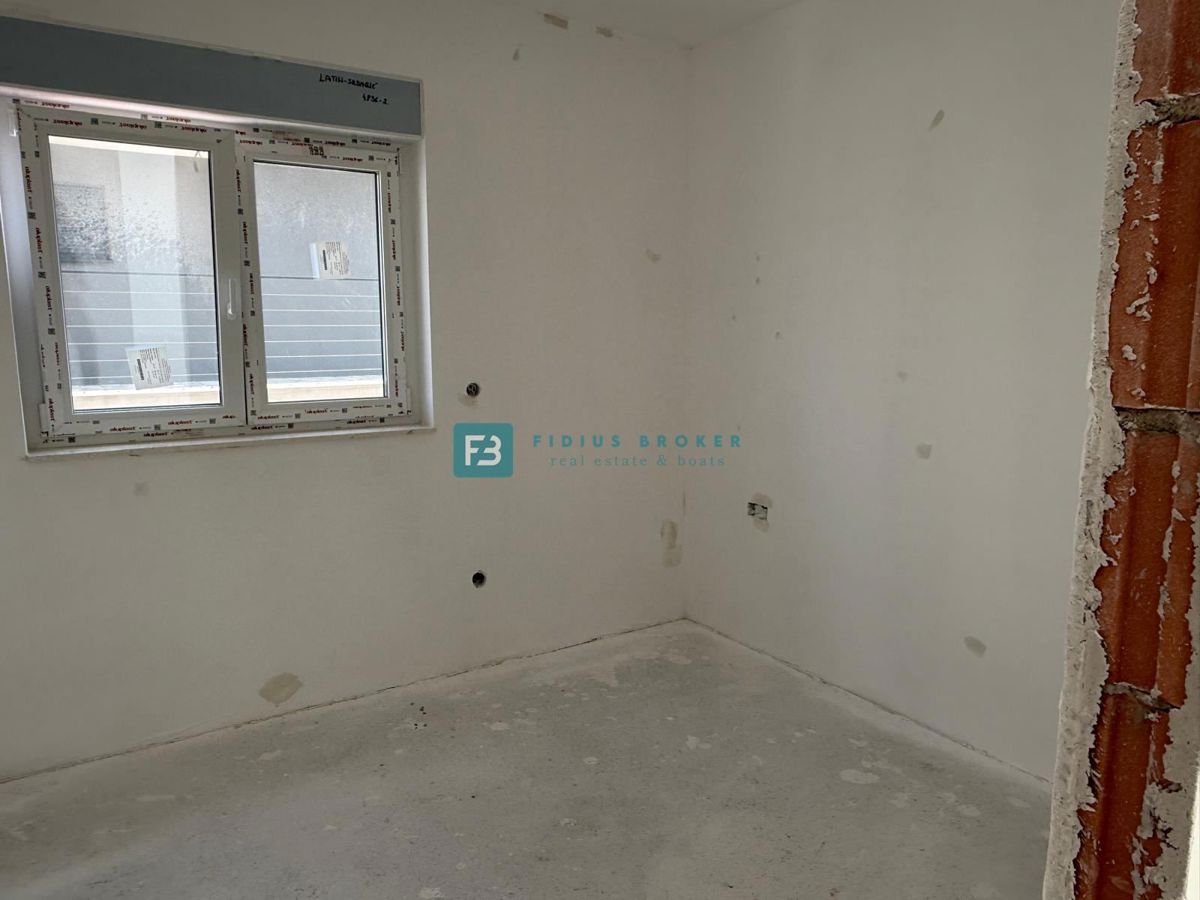 VODICE, novogradnja, pritličje, vrt 60 m2, 2 spalnice