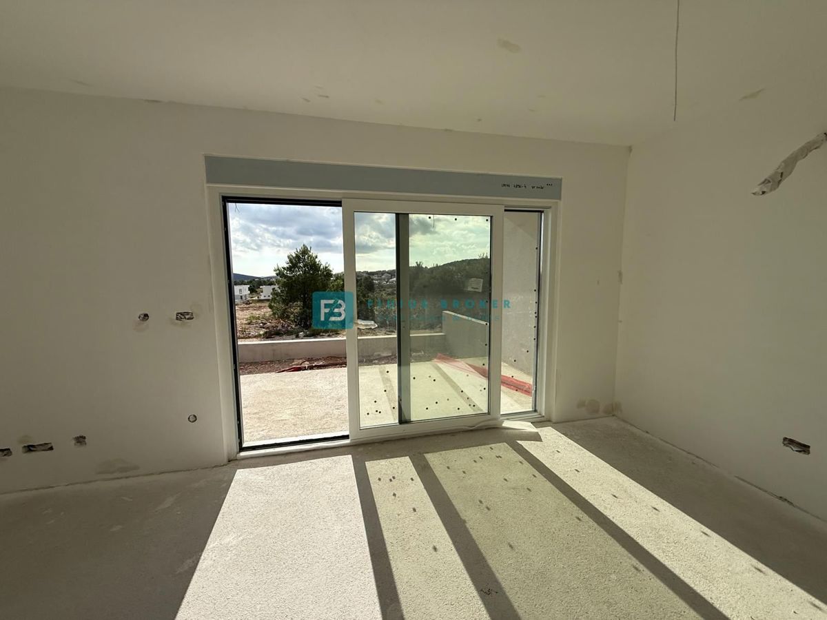 VODICE, novogradnja, pritličje, vrt 60 m2, 2 spalnice