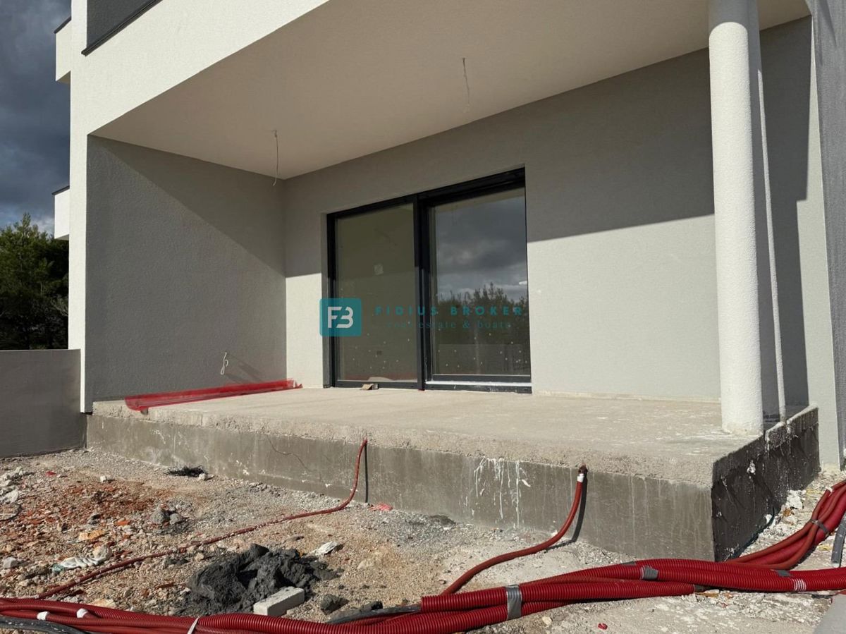 VODICE, novogradnja, pritličje, vrt 60 m2, 2 spalnice