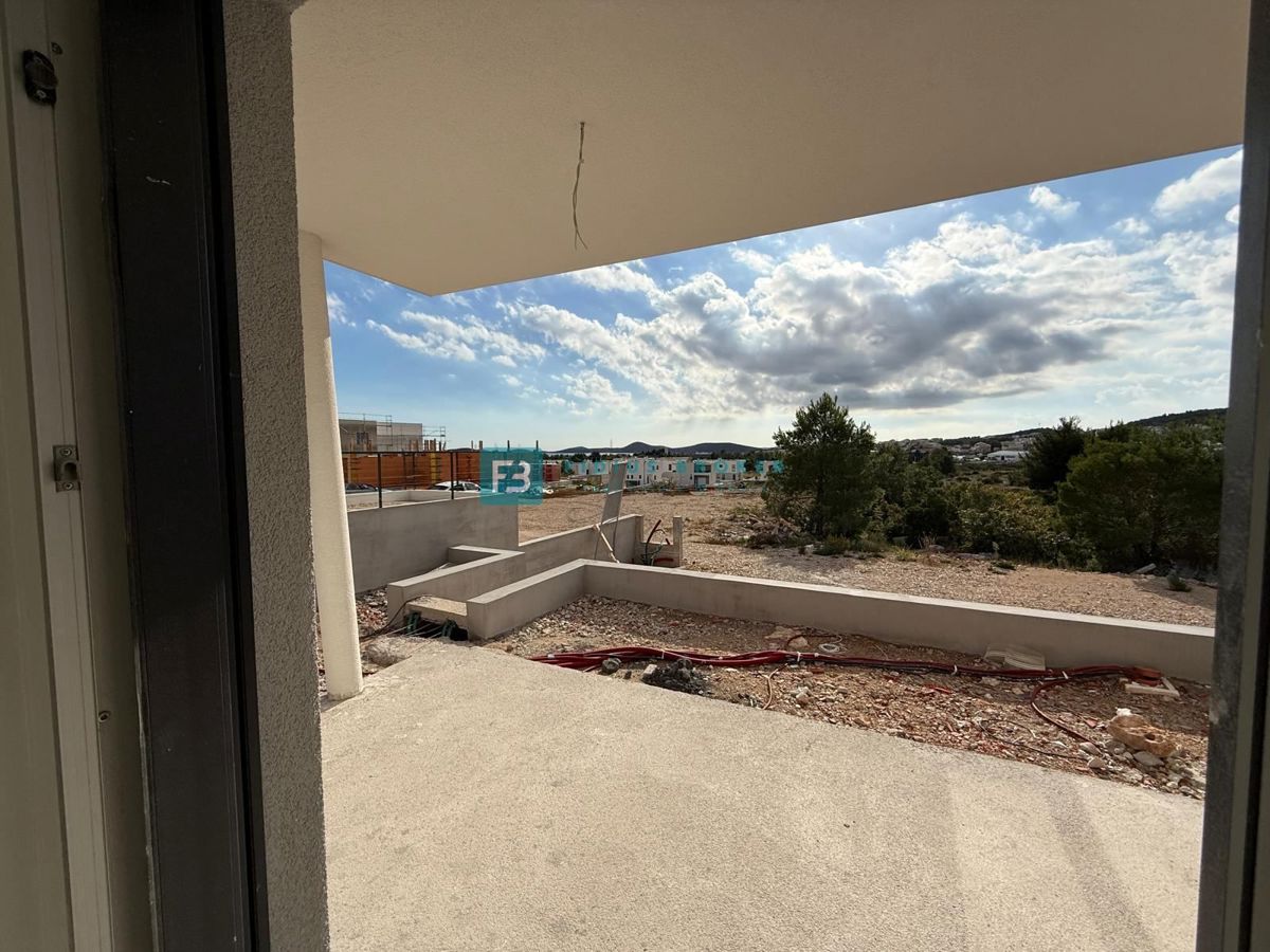 VODICE, novogradnja, pritličje, vrt 60 m2, 2 spalnice