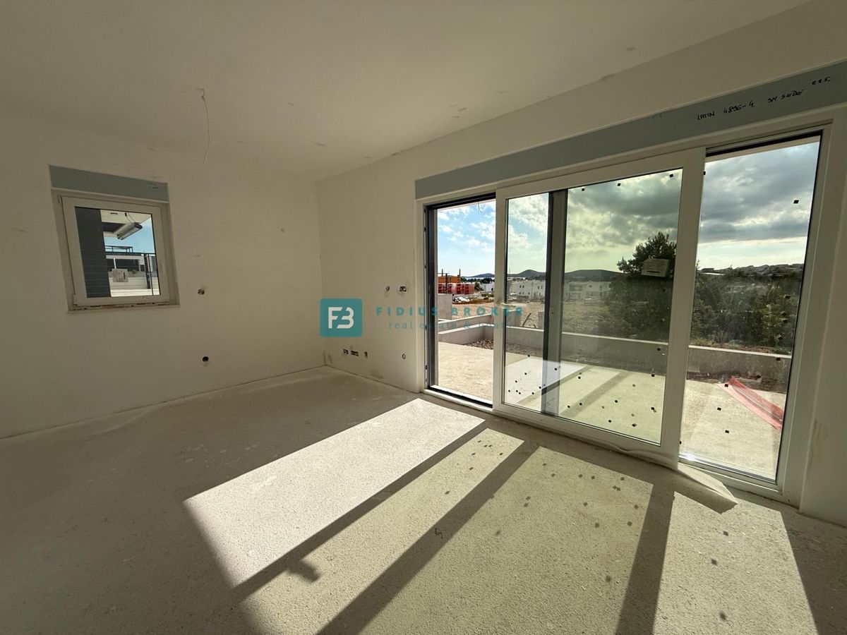 VODICE, novogradnja, pritličje, vrt 60 m2, 2 spalnice