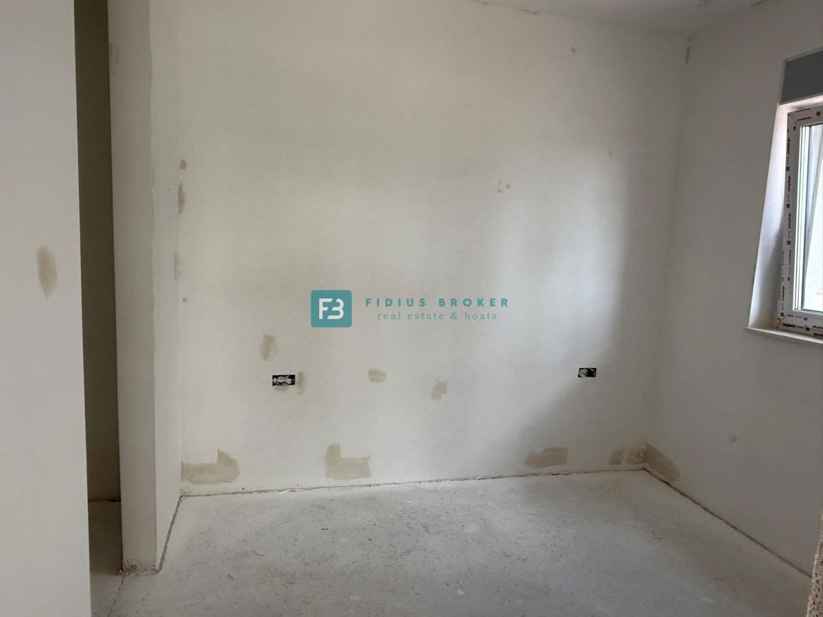 VODICE, novogradnja, pritličje, vrt 60 m2, 2 spalnice