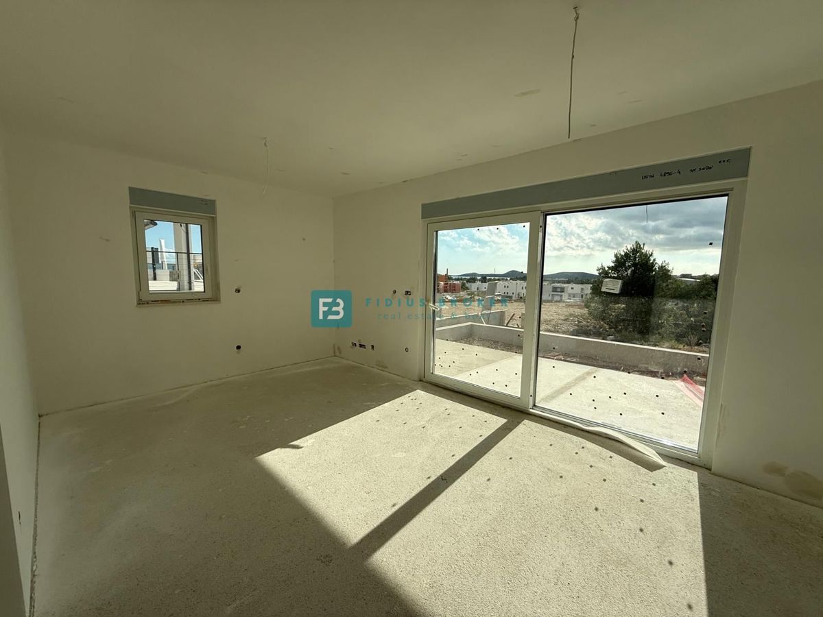 VODICE, novogradnja, pritličje, vrt 60 m2, 2 spalnice