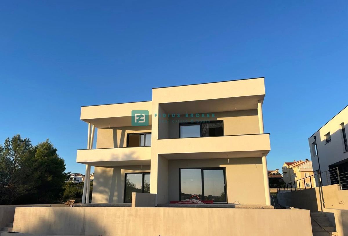 VODICE, novogradnja, pritličje, vrt 60 m2, 2 spalnice