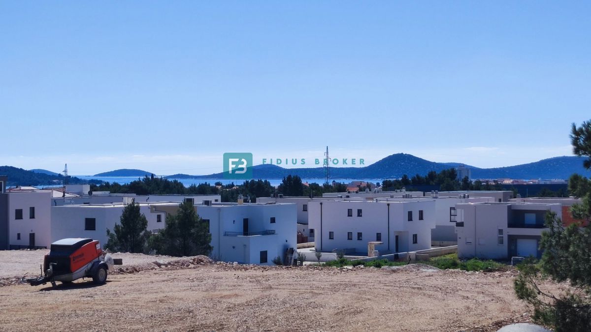 VODICE, novogradnja, pritličje, vrt 60 m2, 2 spalnice