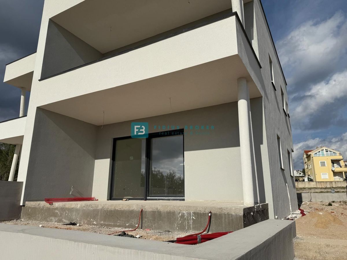 VODICE, novogradnja, pritličje, vrt 60 m2, 2 spalnice