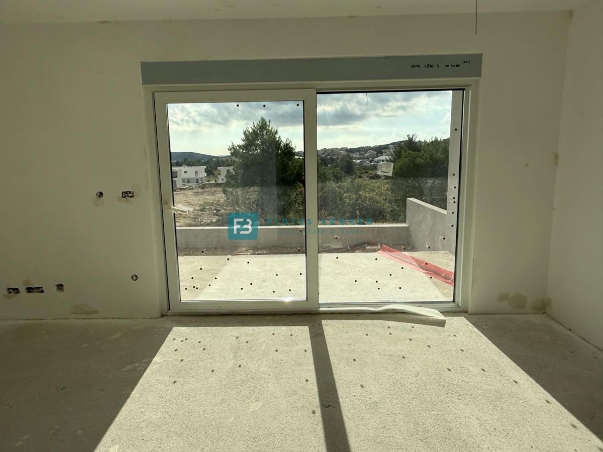 VODICE, novogradnja, pritličje, vrt 60 m2, 2 spalnice