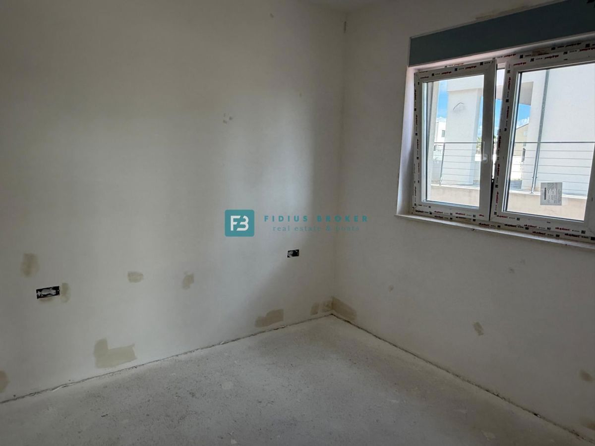 VODICE, novogradnja, pritličje, vrt 60 m2, 2 spalnice