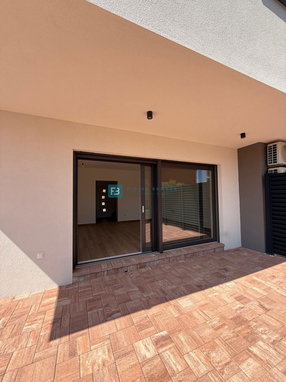 VODICE, novogradnja, 200 m do plaže, pravkar dokončana, vrstna hiša