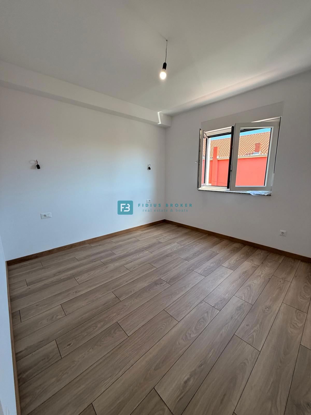 VODICE, novogradnja, 200 m do plaže, pravkar dokončana, vrstna hiša