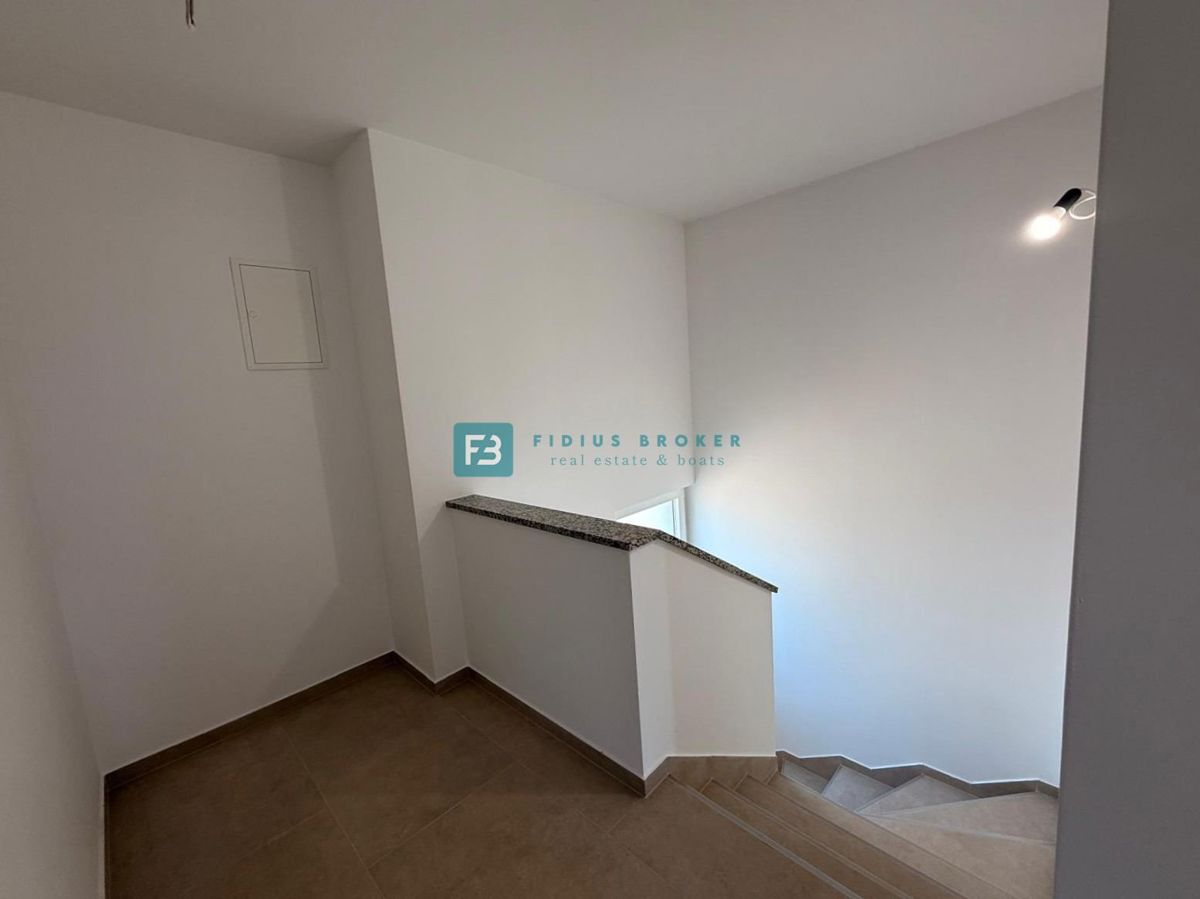 VODICE, novogradnja, 200 m do plaže, pravkar dokončana, vrstna hiša