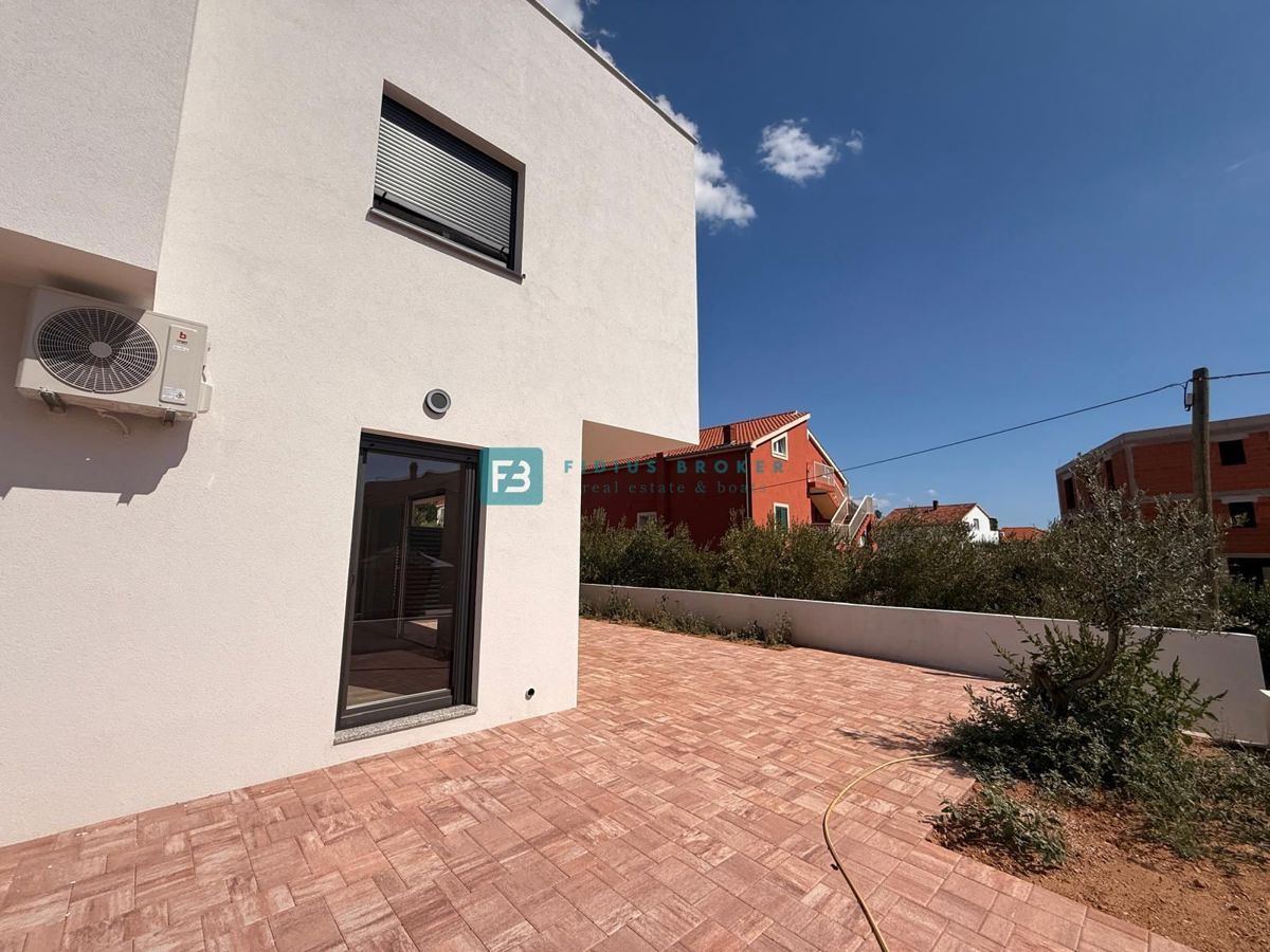 VODICE, novogradnja, 200 m do plaže, pravkar dokončana, vrstna hiša