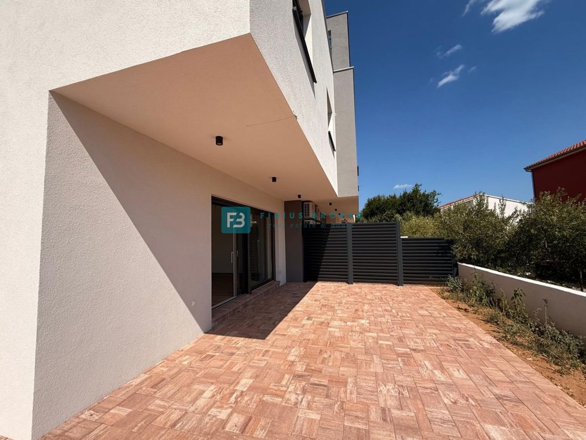 VODICE, novogradnja, 200 m do plaže, pravkar dokončana, vrstna hiša