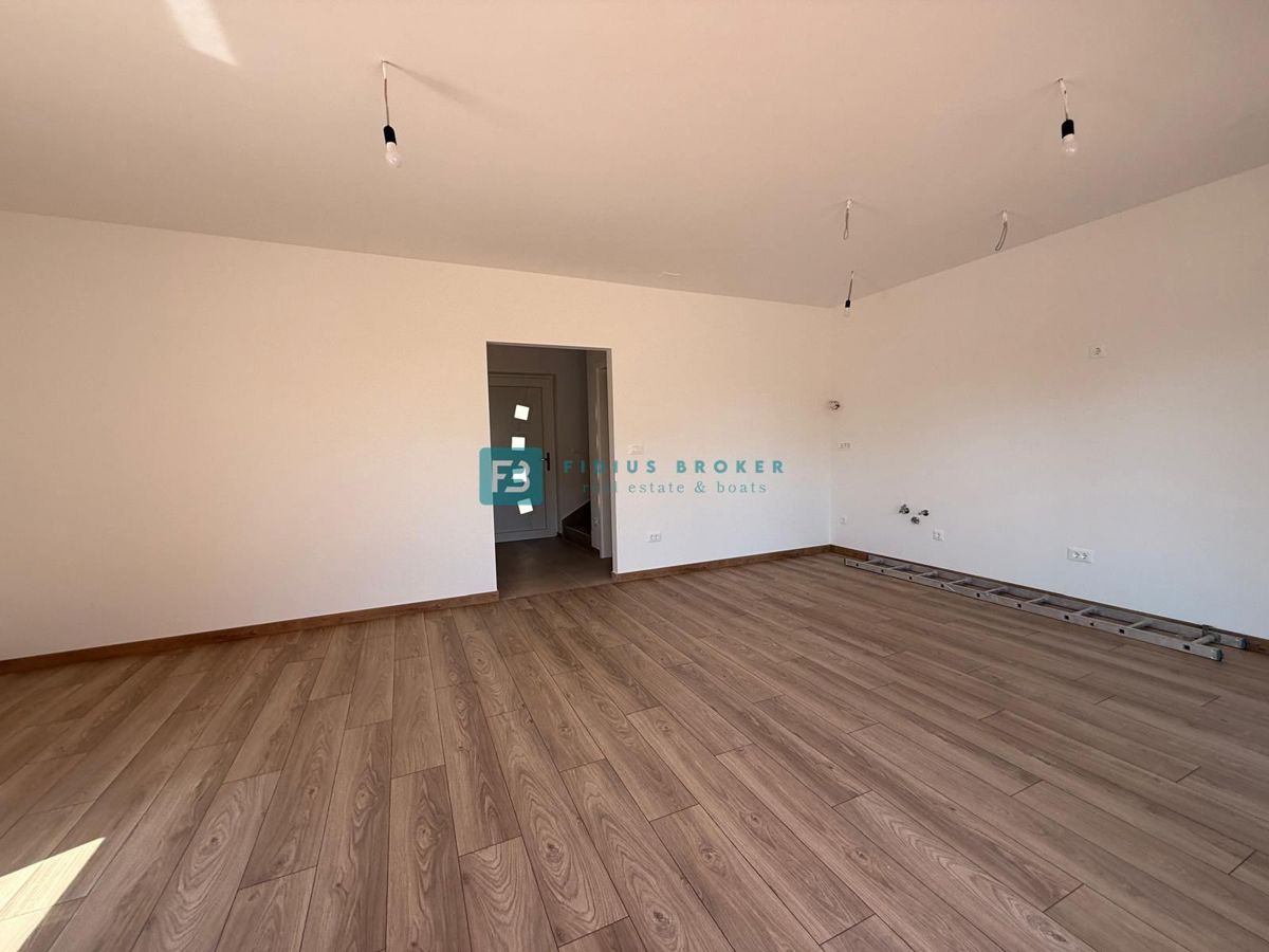 VODICE, novogradnja, 200 m do plaže, pravkar dokončana, vrstna hiša