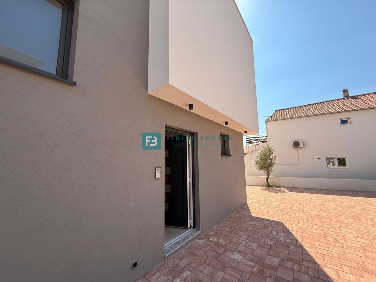 VODICE, novogradnja, 200 m do plaže, pravkar dokončana, vrstna hiša