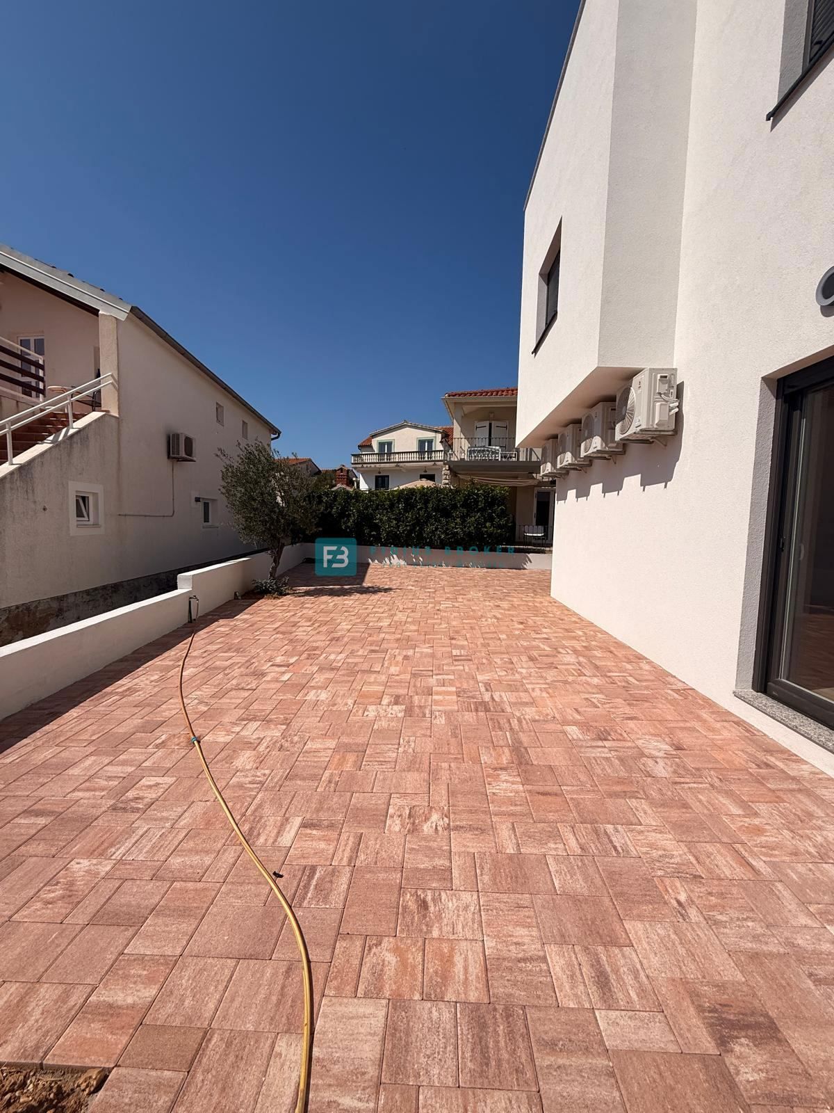 VODICE, novogradnja, 200 m do plaže, pravkar dokončana, vrstna hiša